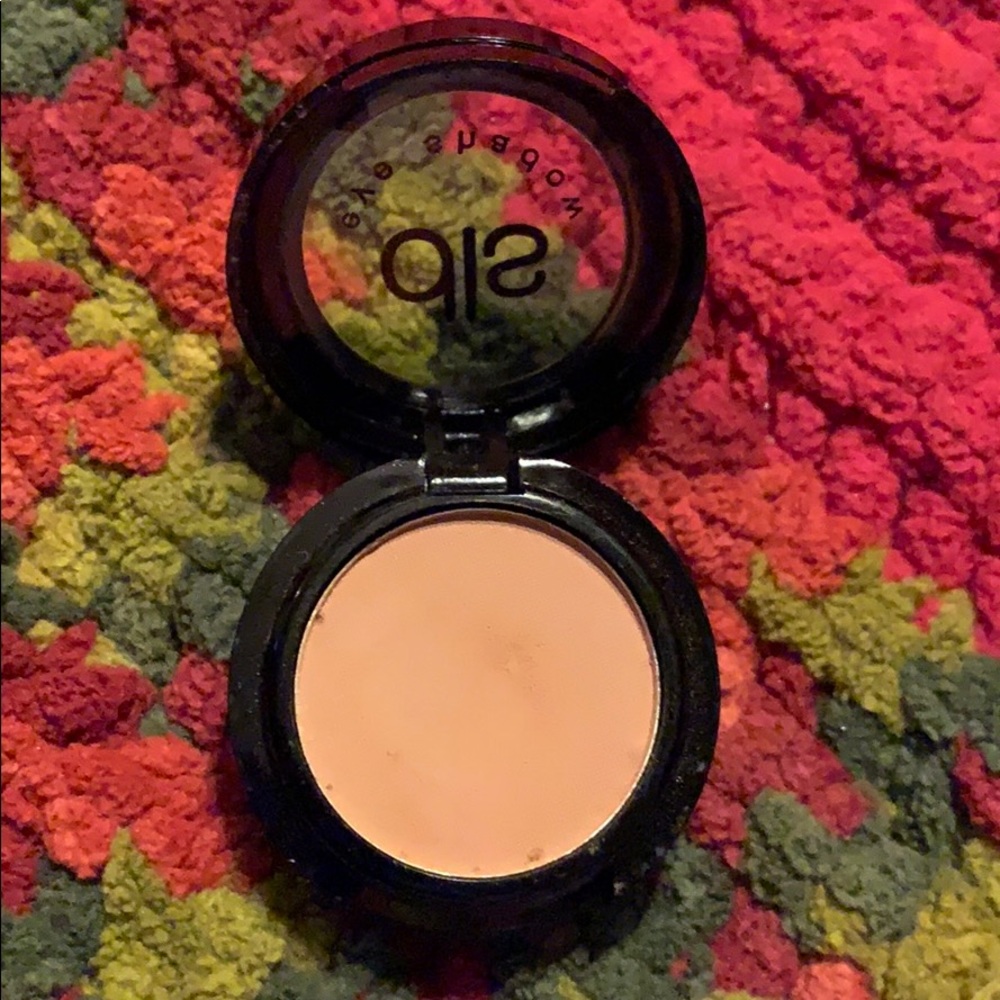 💄 2 for 15 DLS eye shadow in the shade of Teaser